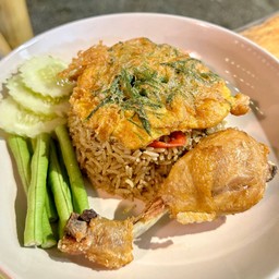 ข้าวผัดไตปลา + ไข่ต้ม + น่องไก่ทอด