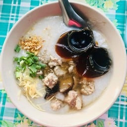 โจ๊กหมู ไข่เยี่ยวม้า