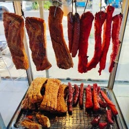 ร้านข้าวหมูแดง ข้าวหมูกรอบ ข้าวขาหมู ตลาดนัดวัดอู่ตะเภา