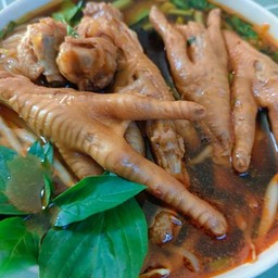 ก๋วยเตี๋ยวตีนไก่ตุ๋น