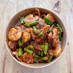 ข้าวผัดพริกแกงถั่วหมูหมัก