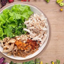หมี่คลุกไก่ฉีก แถมฟรีกากหมูแซ่บ