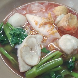 ก๋วยเตี๋ยวเย็นตาโฟลูกชิ้นแคะ