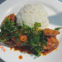 ผัดเผ็ดปลาดุก ราดข้าว