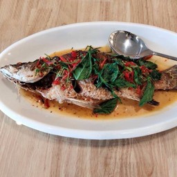 ปลากะพงราดพริก 8-9 ขีด