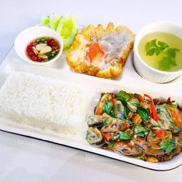 #38 เนื้อหอยแมลงภู่ ผัดใบโหระพา ข้าวหอมมะลิไดโนเสาร์ (เซ็ตเบนโตะ)
