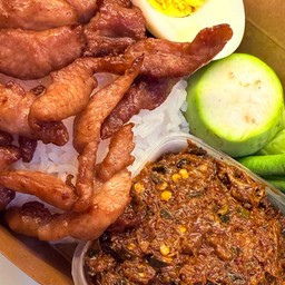 ข้าวหมูทอดปลาร้าเจ๊น้อย