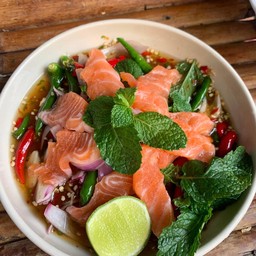 ยำแซลม่อนตระใคร้แซ่บ