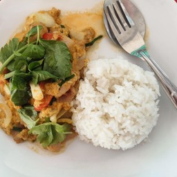 หมูผัดผงกะหรี่ราดข้าว