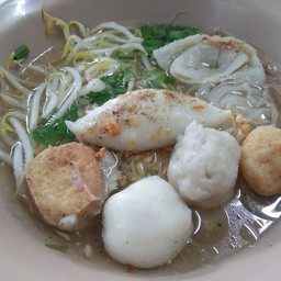 ก๋วยเตี๋ยวลูกชิ้นแคะ