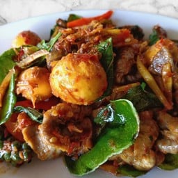 ผัดเผ็ดพวงไข่อ่อน