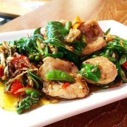 ข้าวกะเพราไก่ราดข้าว (อกไก่)