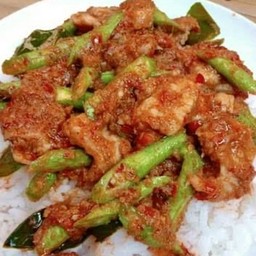 ข้าวราดผัดพริกแกงถั่ว