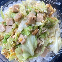 ข้าวผัดกะหล่ำใส่ไข่หมูยอ