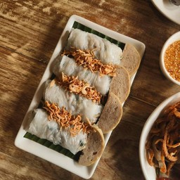 ข้าวเกรียบปากหม้อ (Rolled Rice Pancake with chopped pork)