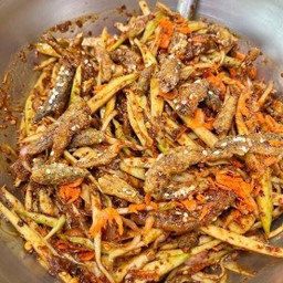 ยำมะม่วงปลากรอบ