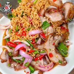 ยำมาม่าคอหมูย่าง