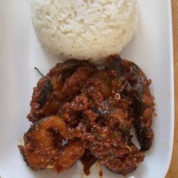 ข้าวปลาดุกผัดพริกแกง