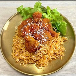 ผัดมาม่า ไข่เค็มไก่กรอบ