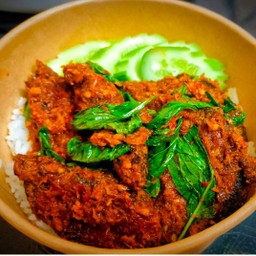 ผัดพริกแกงปลาดุกกรอบโหระพาราดข้าว