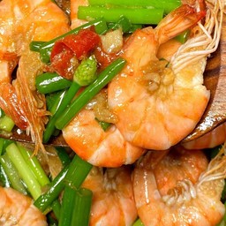 ผัดกุ้ง ใส่ดอกหอม ราดข้าว (เปลี่ยนวัถุตดิบได่ ถ้าไม่ทานกุ้ง)