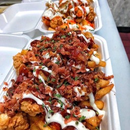 Mixed chicken and French fries w crunchy bacon