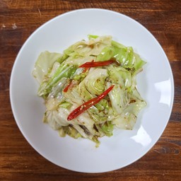 ผัดกะหล่ำปลีไฟแดง (กับข้าว)