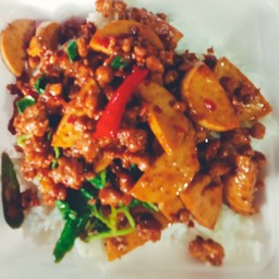 กระเพราหมูสับ หมูยอ ราดข้าว