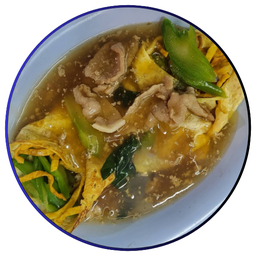 หมี่กรอบราดหน้าห่อไข่ (Crispy egg Noodles wrap egg in Gravy sauce with marinated pork)