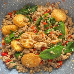 ข้าวกะเพราหมูเต้าหู้ไข่ทอด