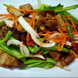 ยำหมูกรอบ