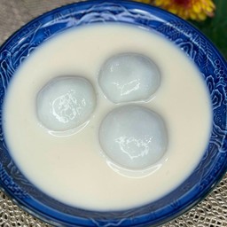 บัวลอยงาดำนมสด