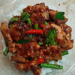 ข้าวราดหมูกรอบผัดพริกแกง