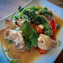 ผัดฉ่าปลาบึก