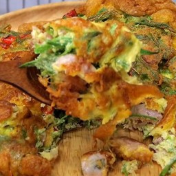ข้าวหน้าไข่เจียวแหนม,ชะอม,พริกสด