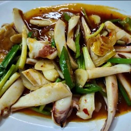 ผัดปลาหมึกน้ำพริกเผา