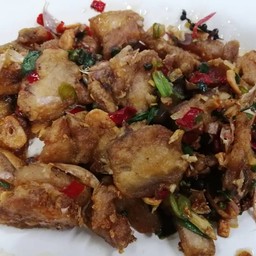 สามชั้นคั่วพริกเกลือ