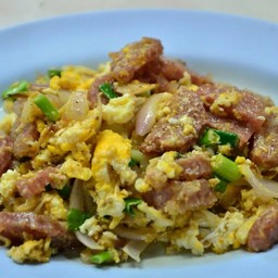 ผัดแหนมใส่ไข่