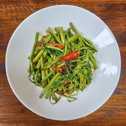 ผัดกระเฉดไฟแดง (กับข้าว)