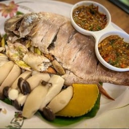 ปลาทับทิมนึ่งเห็ดสามอย่างจิ้มแจ่ว