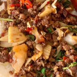 ผัดเผ็ดเนื้อสับหน่อไม้ดองราดข้าว