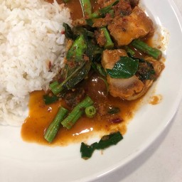 ผัดพริกแกงหมูกรอบ