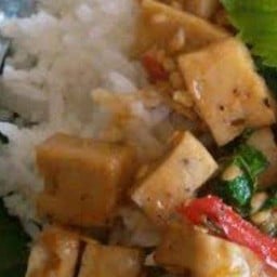 กระเพราหมูยอราดข้าว