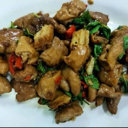 ผัดกะเพราไส้หมูพะโล้
