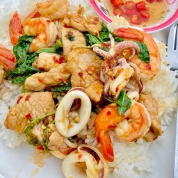 ข้าวกะเพรารวมมิตร หมู  กุ้งราดข้าว(มีกุ้งและหมู)