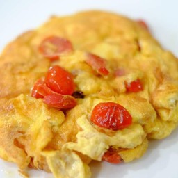 ข้าวราดไข่เจียวมะเขือเทศหอมใหญ่