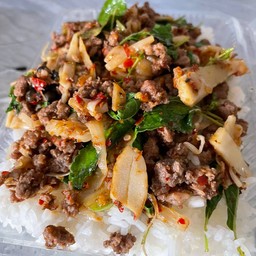 เนื้อสับผัดหน่อไม้ดองราดข้าว