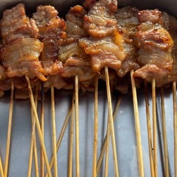 หมูปิ้งโบราณหน้าหมู่บ้านบึงบุรี