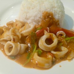 หมึกผัดไข่เค็ม ราดข้าว