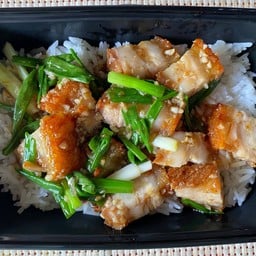 ข้าวหมูกรอบผัดน้ำมันหอย